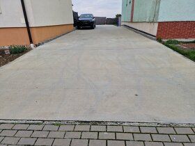 Stavebný pozemok 700 m² vo Vlčkovciach – kompletné IS, nová 