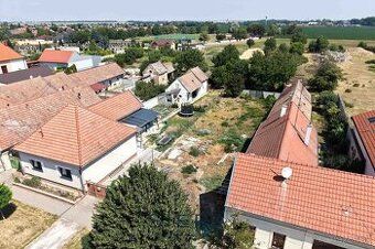 Stavebný pozemok 700 m² vo Vlčkovciach – kompletné IS, nová 