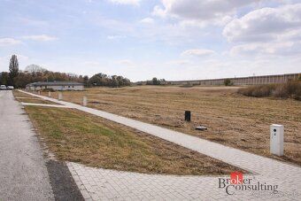 Stavebný pozemok 700 m² vo Vlčkovciach – kompletné IS, nová 
