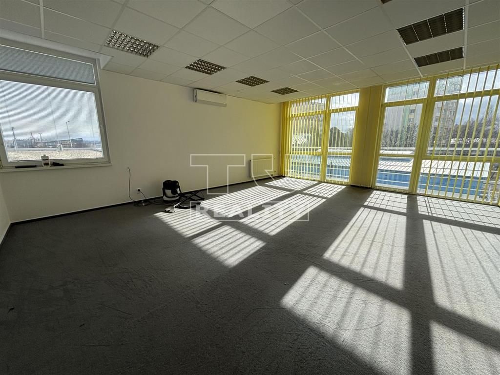 Prenájom kancelárskeho / obchodného priestoru – 36 m2
Ponúka