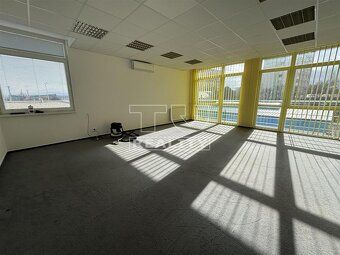 Prenájom kancelárskeho / obchodného priestoru – 36 m2
Ponúka