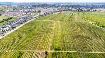 Pozemok o výmere 2.158 m2 sa nachádza v Pezinku, neďaleko Vi