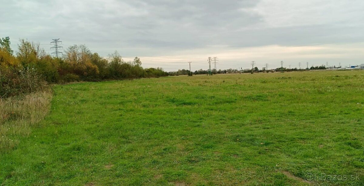 Pozemok o výmere 2.158 m2 sa nachádza v Pezinku, neďaleko Vi