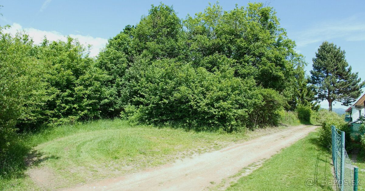 Pozemok sa nachádza v prírodnom, tichom prostredí, pri záhra