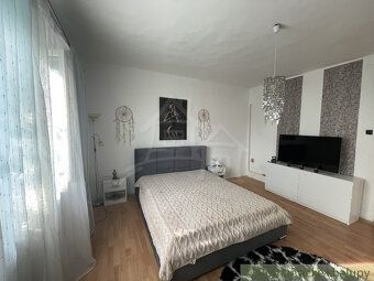 Tento štvorizbový rodinný dom nachádzajúci sa v kľudnej čast
