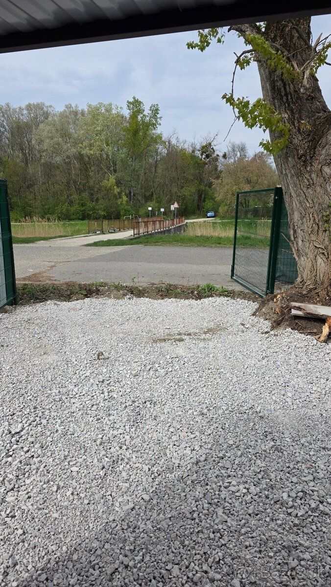 Plechova garaž s 6m prijazdom 2parkovacie miesta a tretie pr