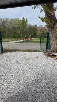 Plechova garaž s 6m prijazdom 2parkovacie miesta a tretie pr
