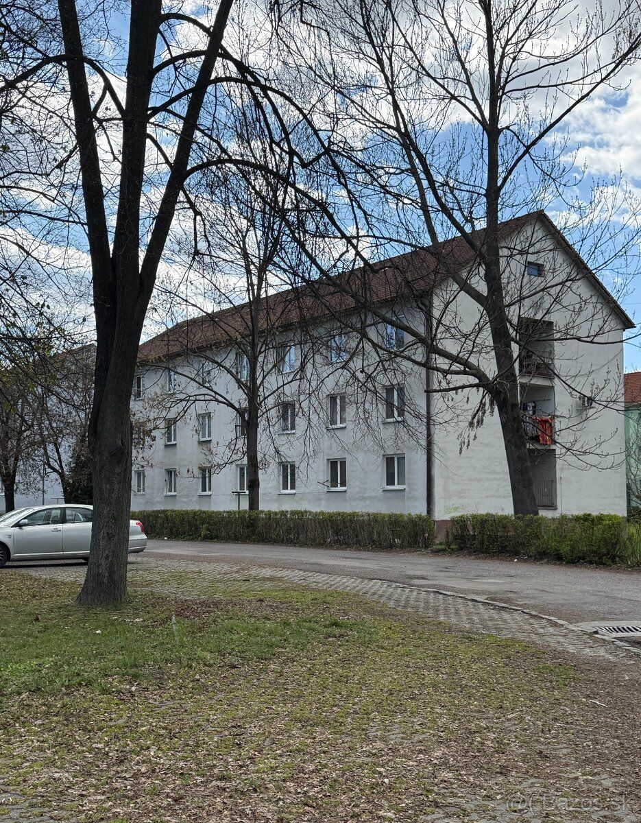 Prenájmem 1-izbový byt na ul. Hviezdoslavova v Novákoch o vý