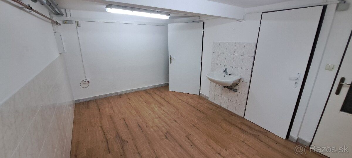 Prenajmem priestor na ul.Továrenska 7 .Cena je vrátane energ