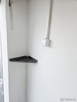 Garáž v centre Novej Dubnice na prenájom.
Čerstvo vymaľovaná