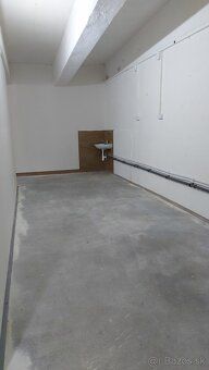 o výmere 996,87m² o výmere 424,80m² (bez vykurovania). o vým