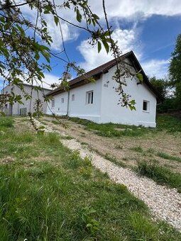 Ponúkame na predaj priestranný a moderne zrekonštruovaný 5-i