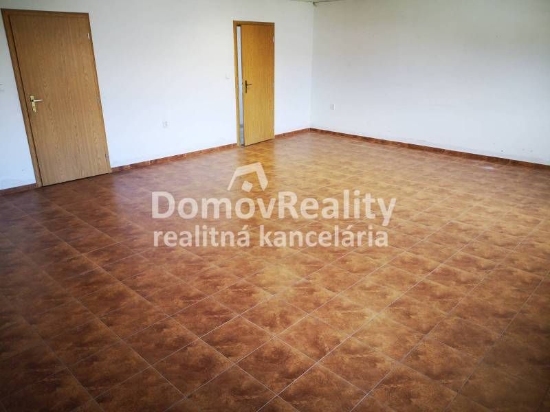 Ponúkame na prenájom pekný, svetlý kancelársky alebo podnika