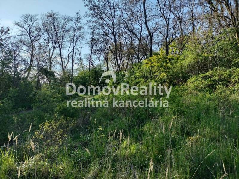 Ponúkame na predaj pozemok o výmere 1435 m2 vo vyhľadávanej 