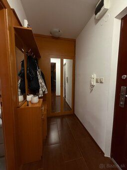 Ponúkame na predaj 2,5 - izbový byt nachádzajúci sa v pokojn