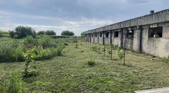 Pozemok s poľnohospodárskou-priemyselnou-výrobnou budovou v 