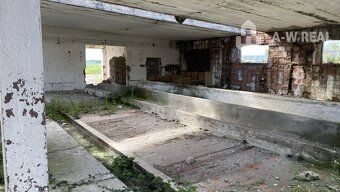 Pozemok s poľnohospodárskou-priemyselnou-výrobnou budovou v 