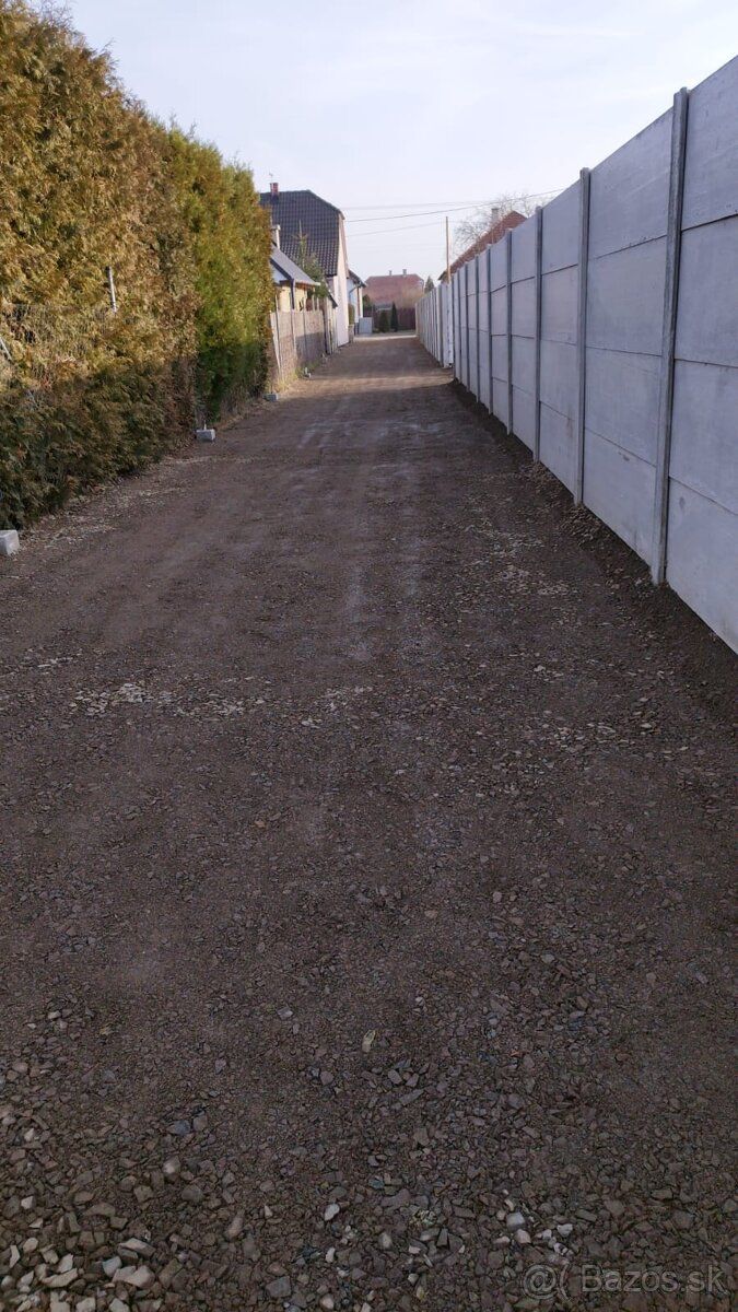 Rozloha 477 m2 Prýstupová cesta spolocná pre 2 parcely- 1/2 