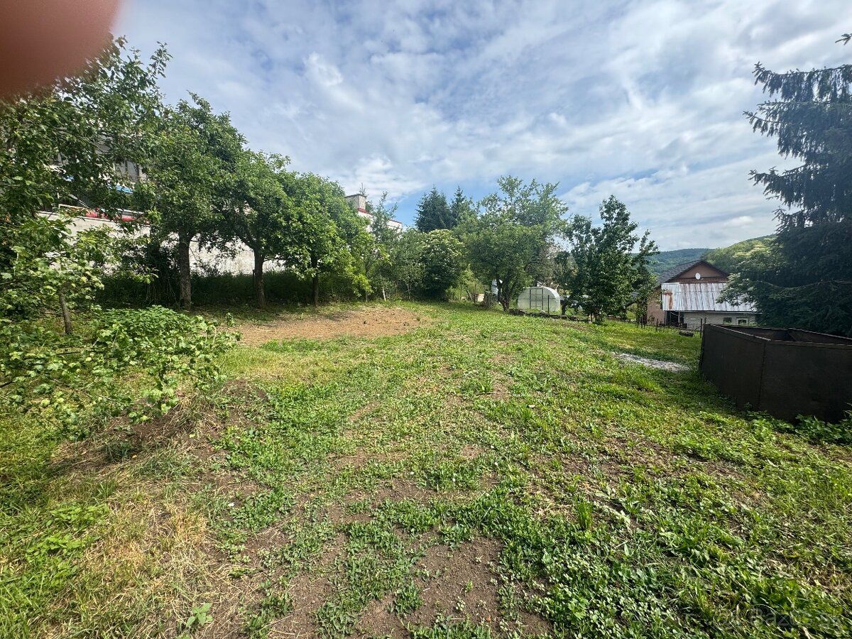 Predám stavebný pozemok s výmerou cca 900m2. Pozemok je urče