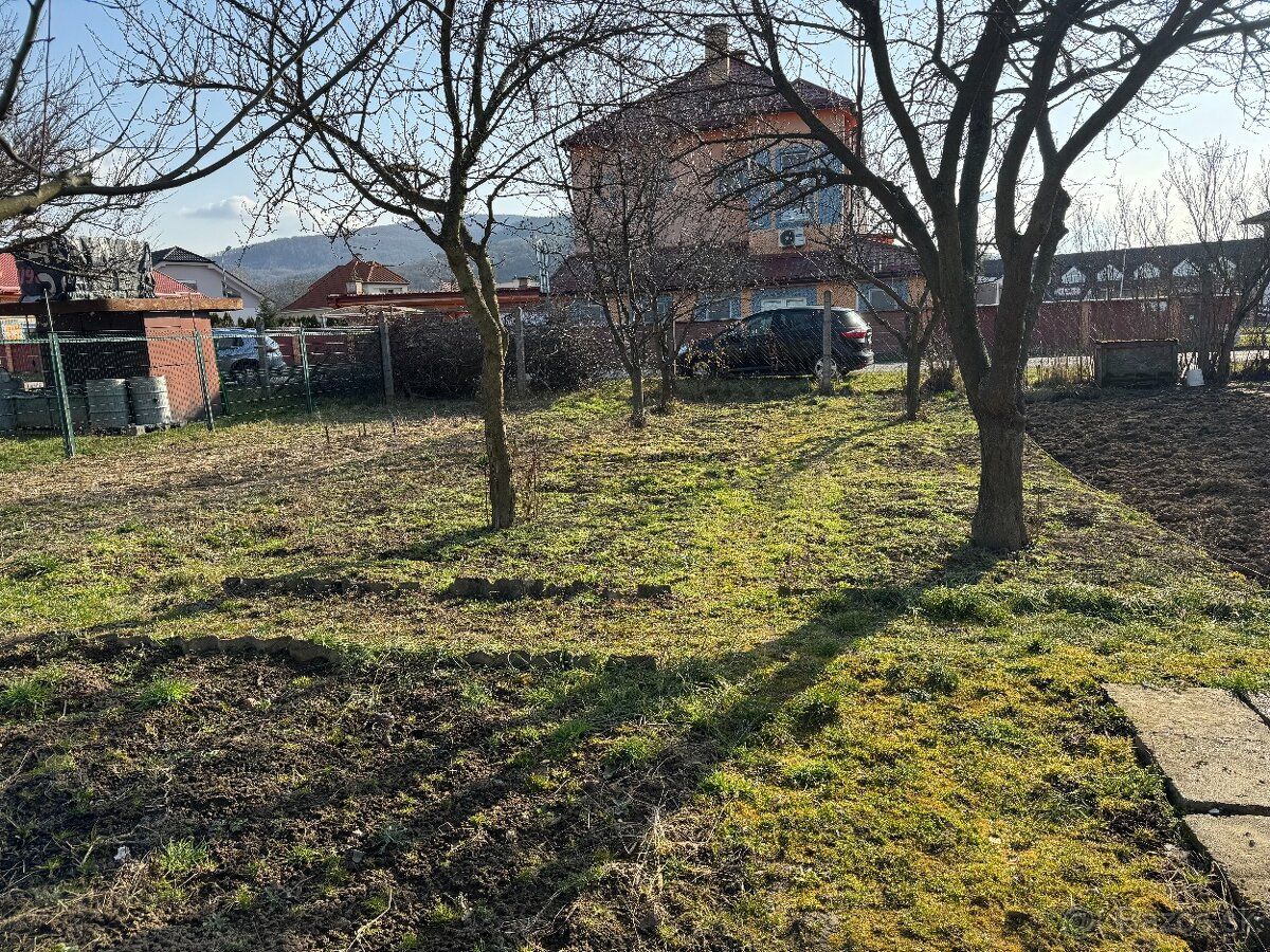 Ponúkam v zastúpení majiteľky na predaj  záhradku , pozemok 