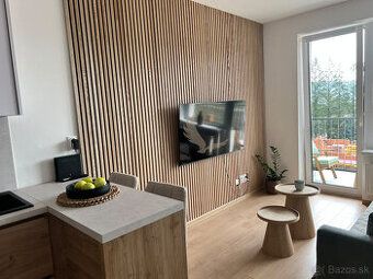 Prenájmem 2 izb.byt.v centre mesta od 01.júna Cena 500 eur. 