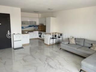 Predám garzónku s balkónom v DCA. Tel. 0902255391 Ak nedvíha