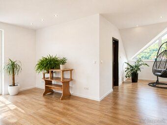 🏡 Ponúkam na predaj moderný a priestranný rodinný dom v obci