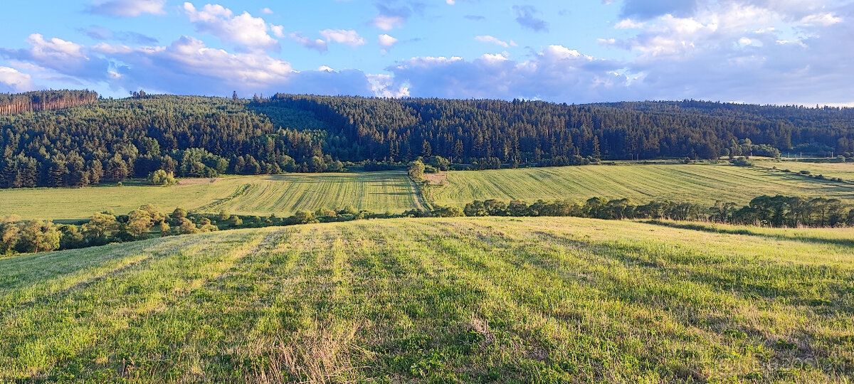 Krásny, slnečný a južne orientovaný pozemok vám ponúka jedin