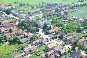 Predám rohový stavebný pozemok v obci Boldog (okres Senec).
