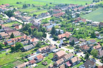 Predám rohový stavebný pozemok v obci Boldog (okres Senec).

