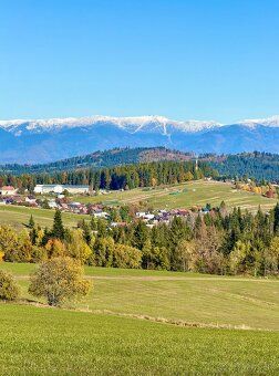 SLNEČNÝ VYSOKOHORSKÝ 10-Árovy Pozemok s Výhľadom na Tatry za