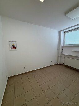 Ponúkame na prenájom kancelárske priestory v obchodnom dome 