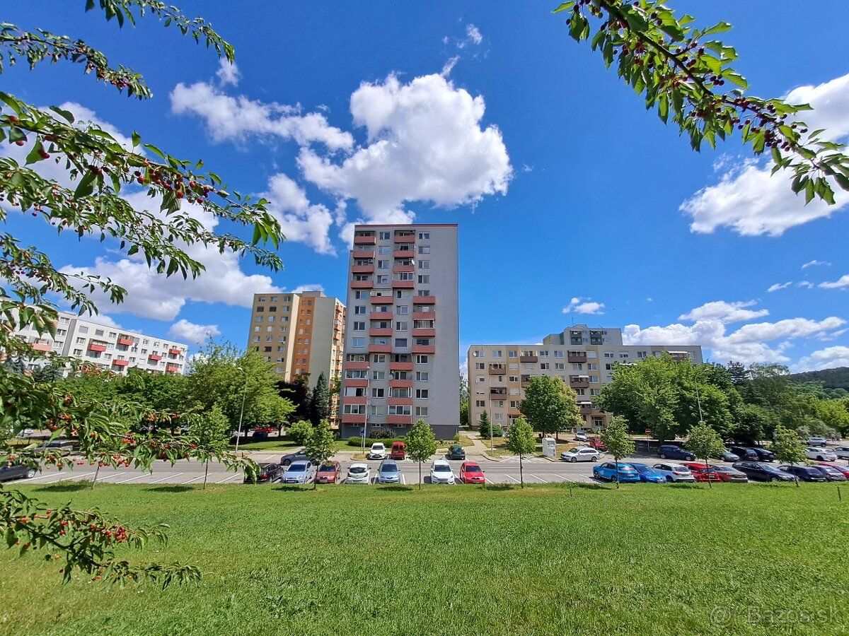 Ponúkame na predaj veľký 2-izbový byt o veľkosti 65 m2 v spo