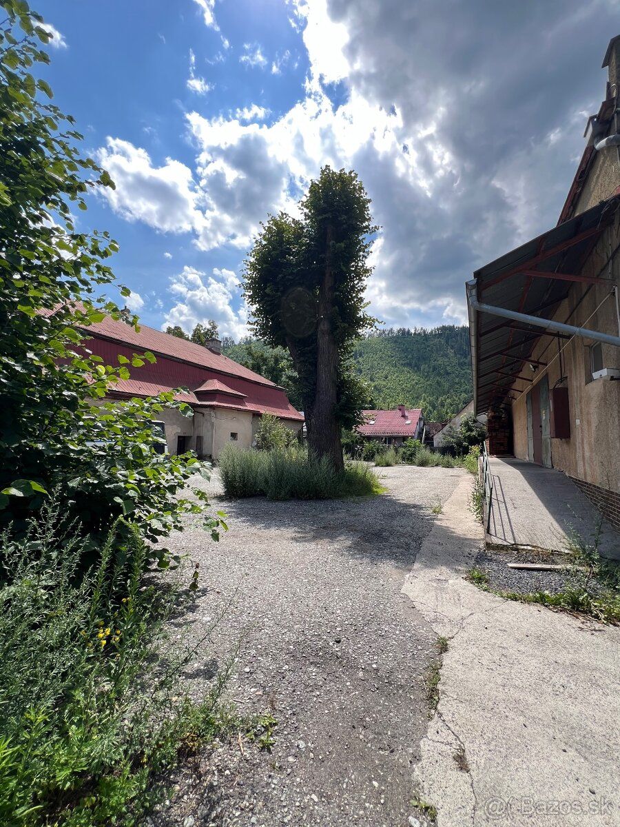 Na prenájom parkovacie plochy v uzavretom historickom areáli