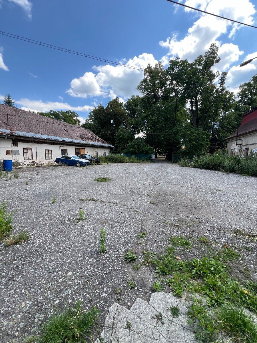 Na prenájom parkovacie plochy v uzavretom historickom areáli