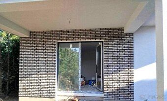 Moderné bývanie s veľkým pozemkom a možnosťou ďalšej investí