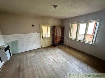 Priestranný rodinný dom v pôvodnom stave sa nachádza v tiche