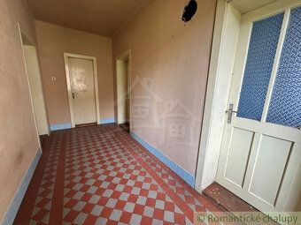Priestranný rodinný dom v pôvodnom stave sa nachádza v tiche