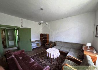 Na 766 m2 rovinatom pozemku sa nachádza chalupa, s140m2 obyt