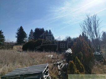 K dispozícii je rozsiahly pozemok s rozlohou 7176 m2, ktorý 