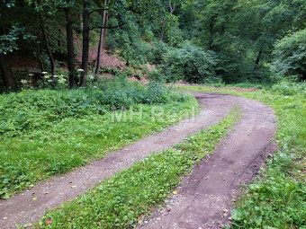 MH Real Vám ponúka na predaj chatku s pekným rovinatým pozem