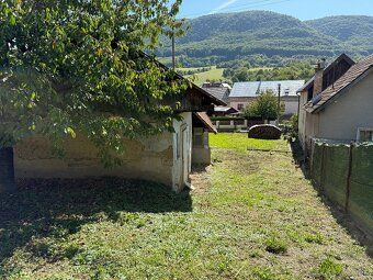 Predám slnečný stavebný pozemok 580 m2 + starší dom v obci O