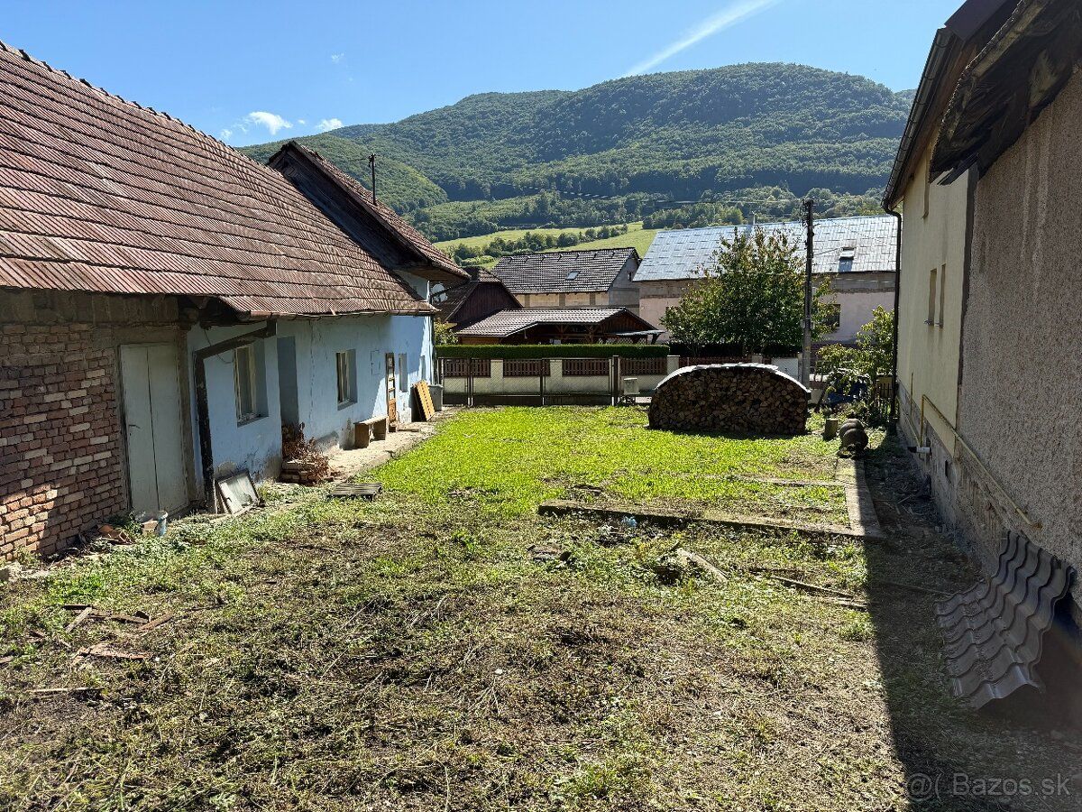 Predám slnečný stavebný pozemok 580 m2 + starší dom v obci O