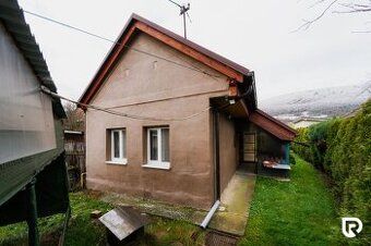 Predám slnečný stavebný pozemok 580 m2 + starší dom v obci O