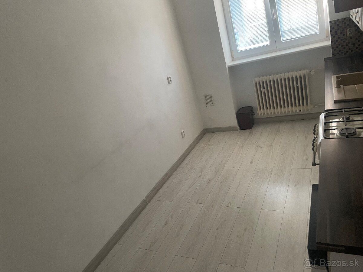 Predávam 2-izbový byt v centre mesta Žiar nad Hronom. Byt je