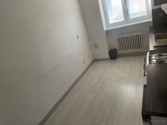 Predávam 2-izbový byt v centre mesta Žiar nad Hronom. Byt je