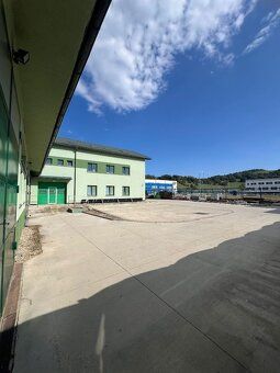 Ponúkame na prenájom modernú priemyselnú budovu, ktorá spĺňa