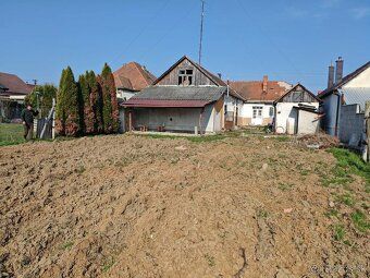 studna,obecna voda,plyn, kanalizacia, pozemok cca 700m2 - re