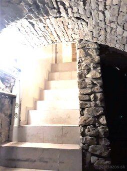 Ponúkame na predaj 5 izbový historický rodinný dom na hradno