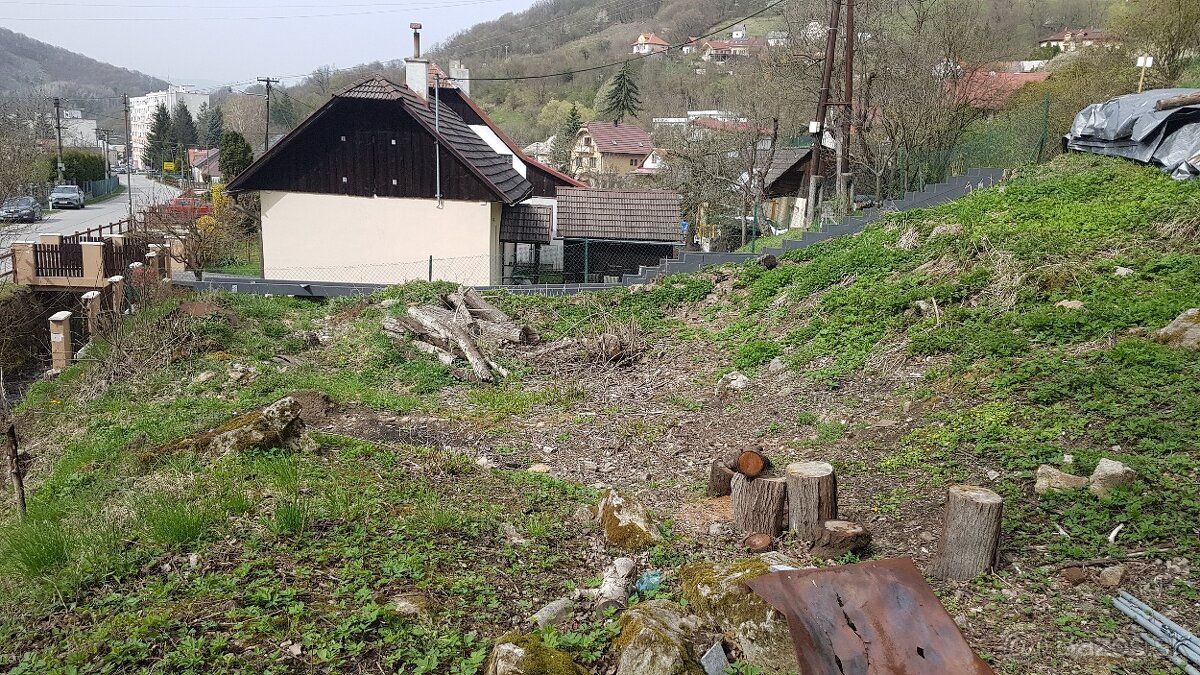 Predám pozemok v intraviláne obce Vyhne o výmere 1104m2. Na 